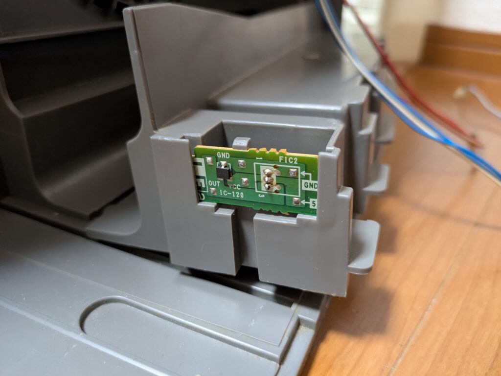 グレーのBOXを外す作業（手前に水位センサーが見える）