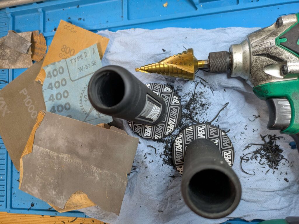 バイクグリップエンドにステップドリルで穴を開ける作業(オープンエンド化DIY)