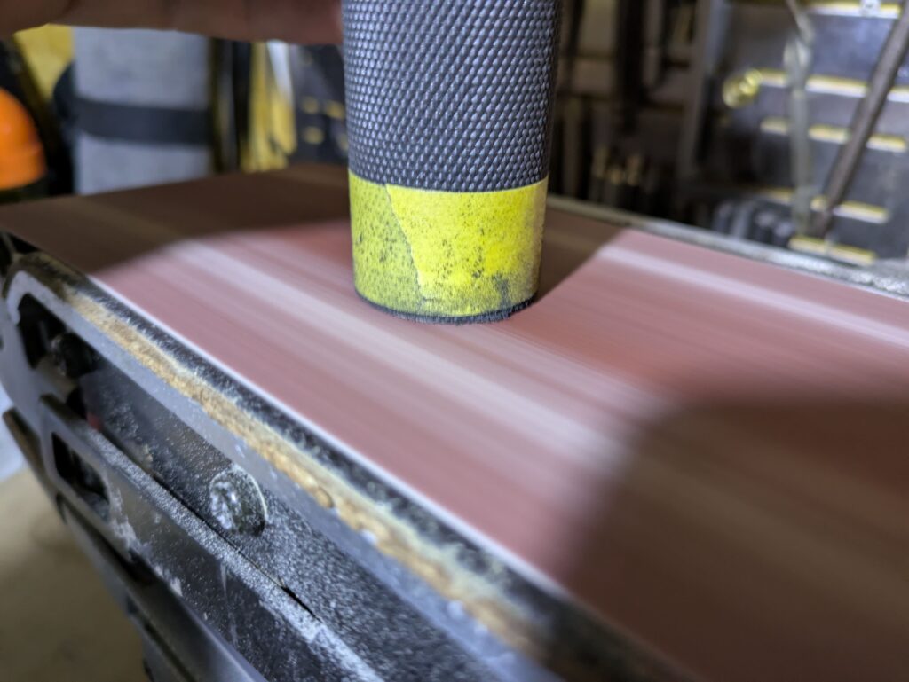 ベルトサンダーでバイクグリップを短く削る作業(長さ調整・バーエンドミラー取付準備)