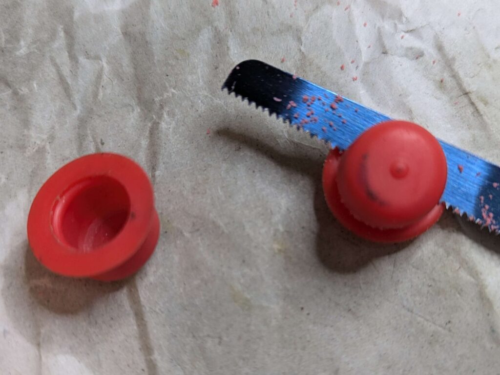 ハット型キャップを加工してワッシャー製作（劣化したスペーサーの代用品）