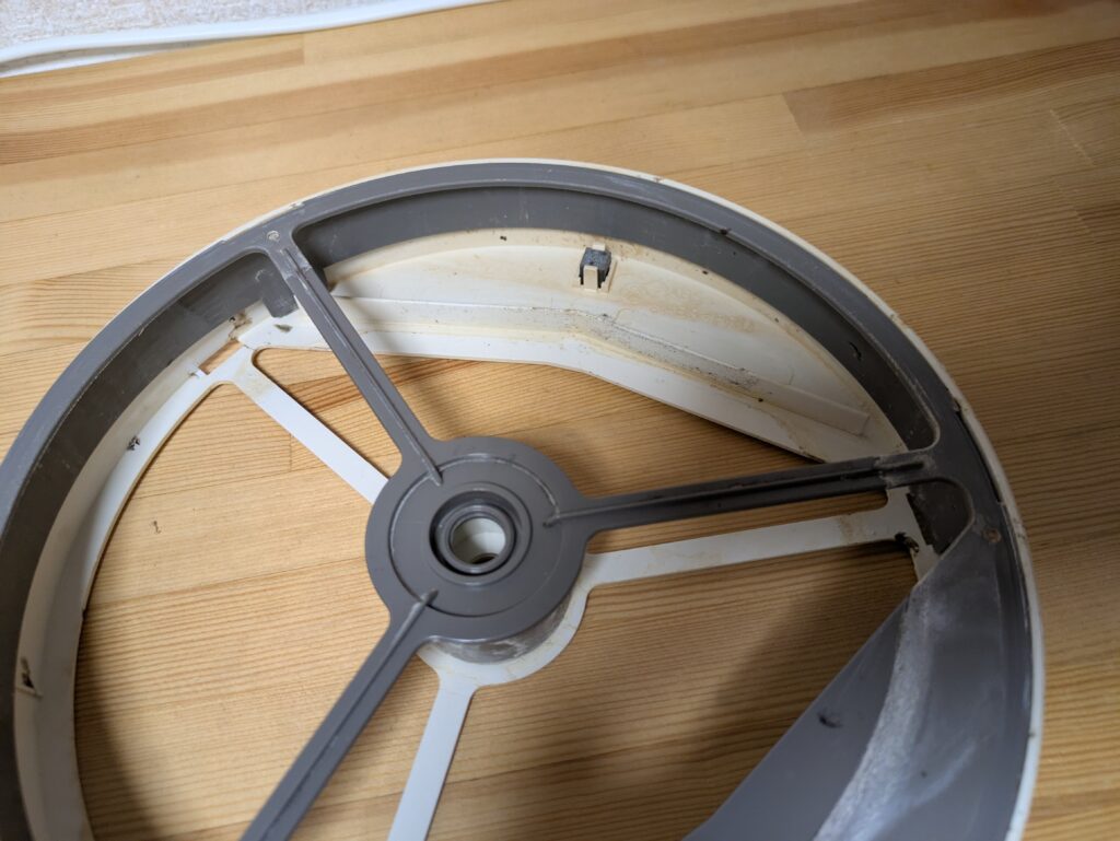 加湿フィルターケース（写真上側に四角い磁石が組み込まれている）