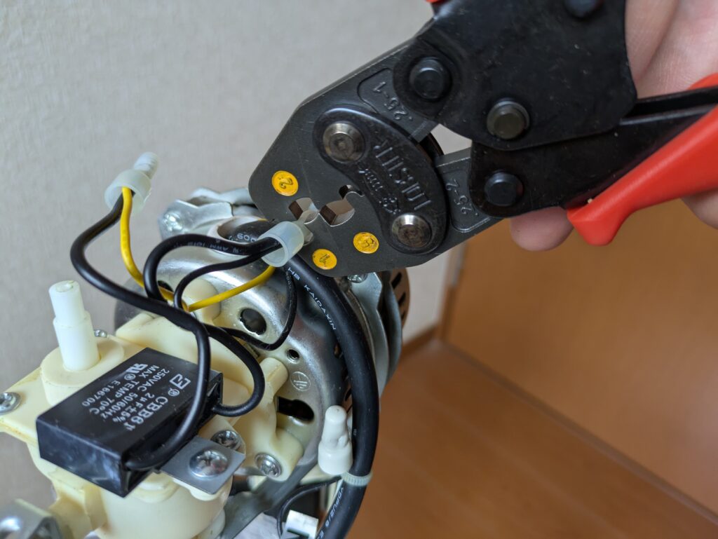 絶縁被覆付閉端接続子（CE1形）でコンデンサ配線を圧着接続