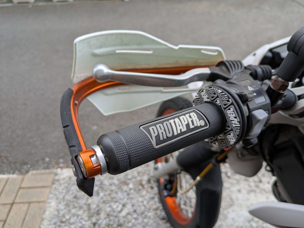 オープンエンド化した左側グリップをハンドルバーへ取り付け完了(セロー250)