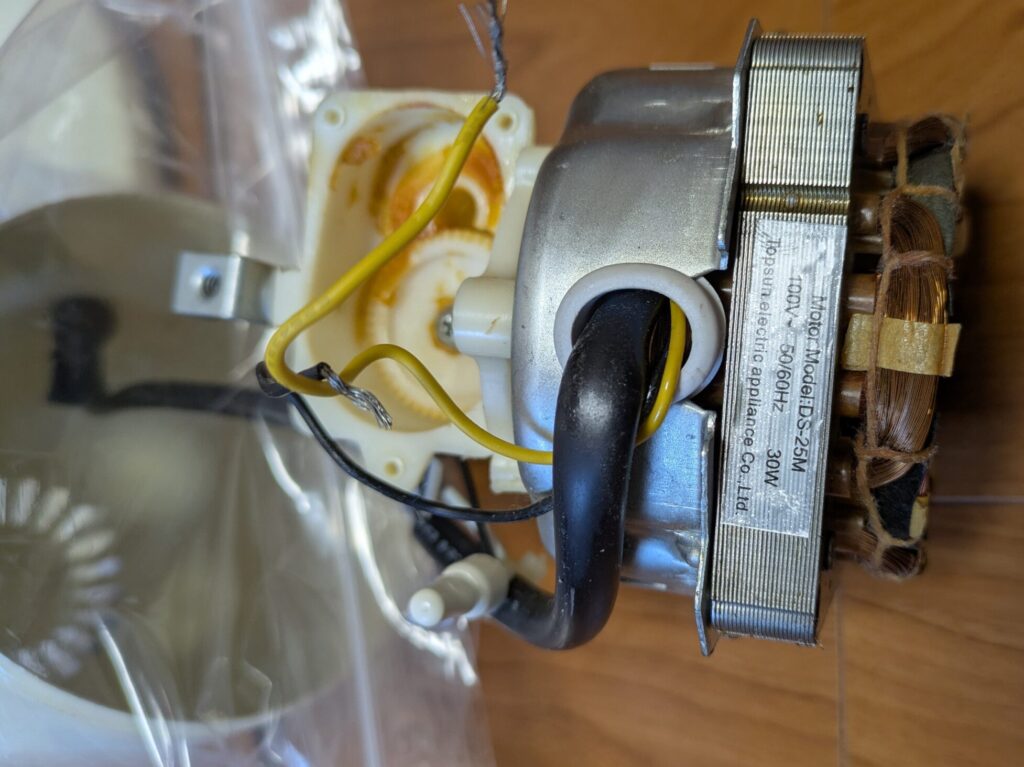 モーターステーターと後ろ側モーターケース