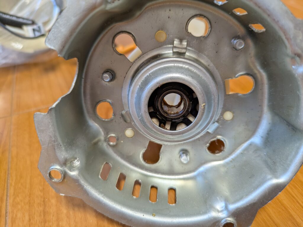 後ろ軸受ジョイント清掃前（古いグリスと汚れ）