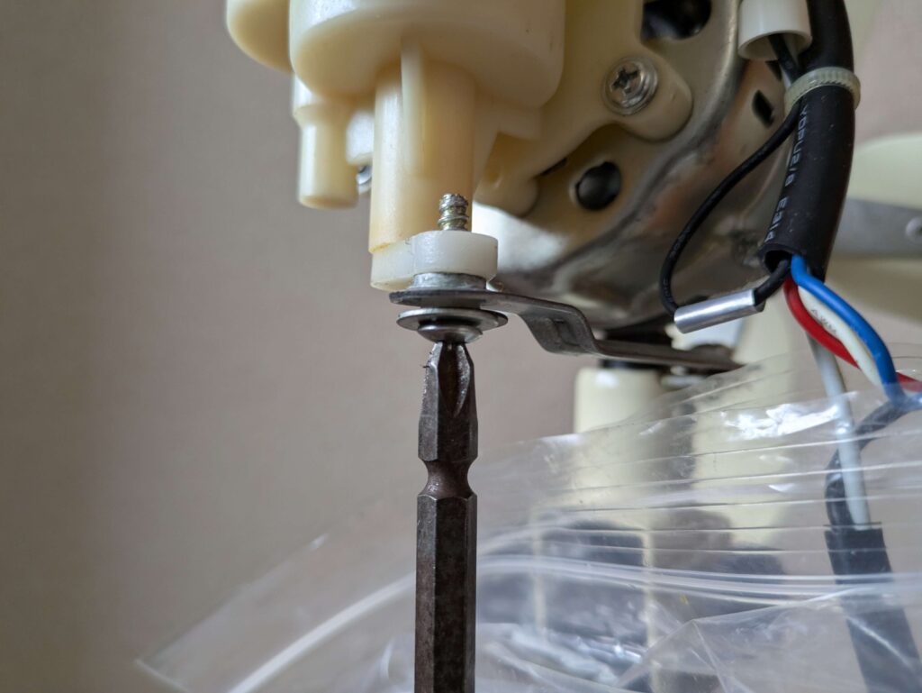 左右首振り機構のステーを外す作業