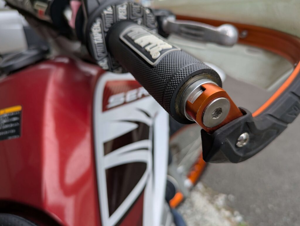 オープンエンド化した右側グリップをハンドルバーへ取り付け完了（アクセル側）