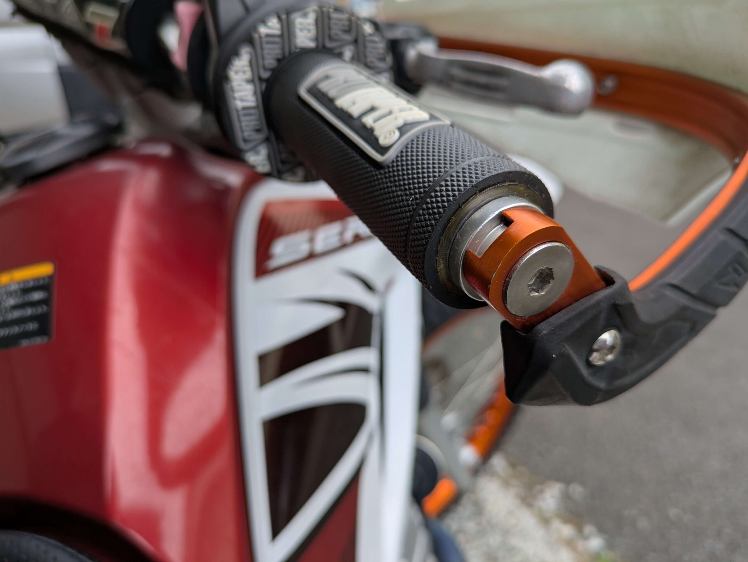 オープンエンド化した右側グリップをハンドルバーへ取り付け完了(アクセル側)