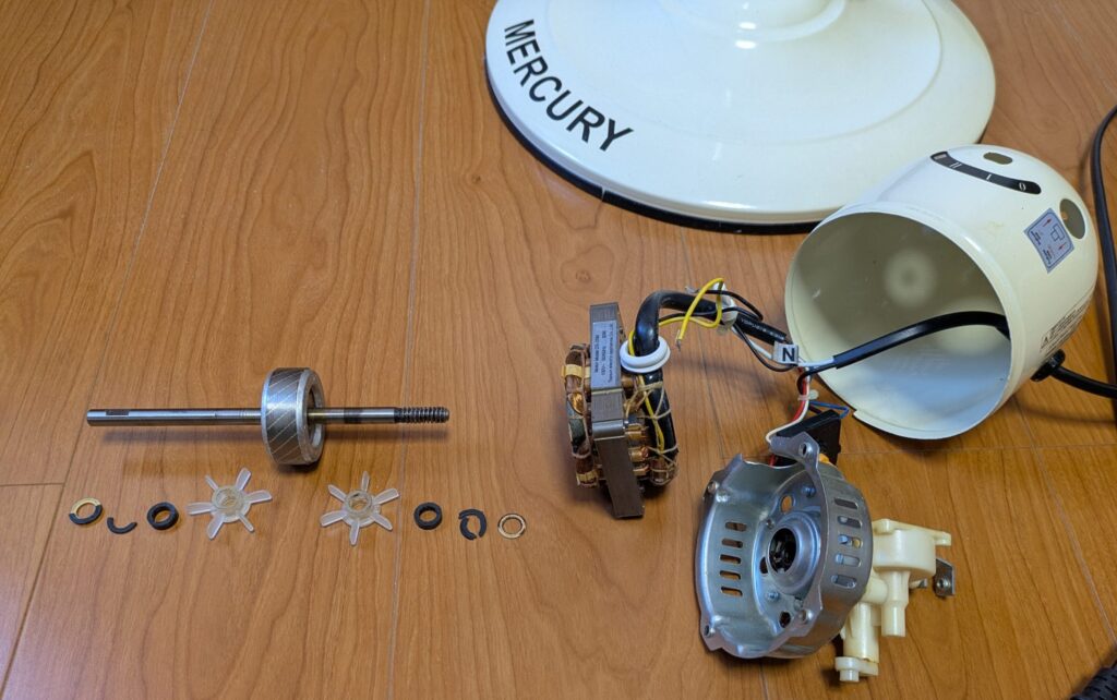 ローター軸のスペーサーなどの付属品を外した状態とステーター・後ろ側モーターケース