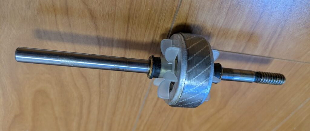 ローター軸（古いグリス固着で回転抵抗あり）