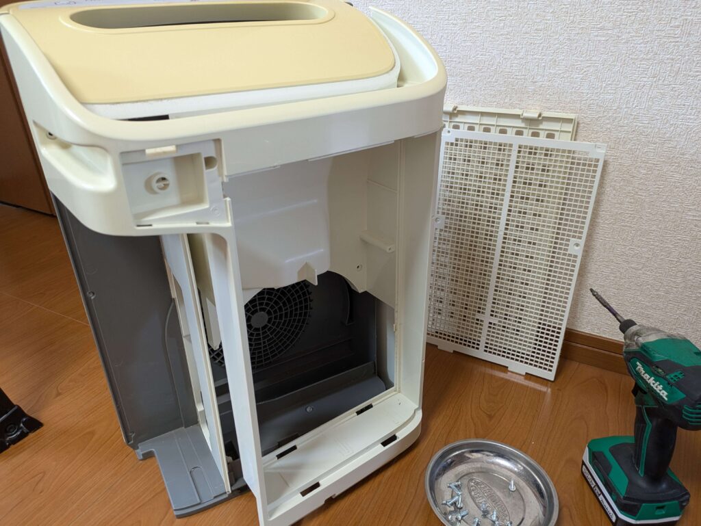 シャープKC-W45の後ろカバーを外す作業（ネジを順次外す）