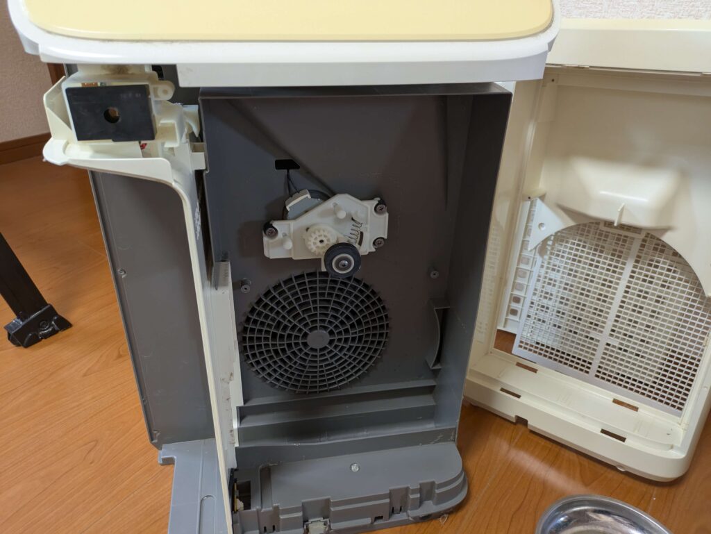 シャープKC-W45の後ろカバーを外した内部構造