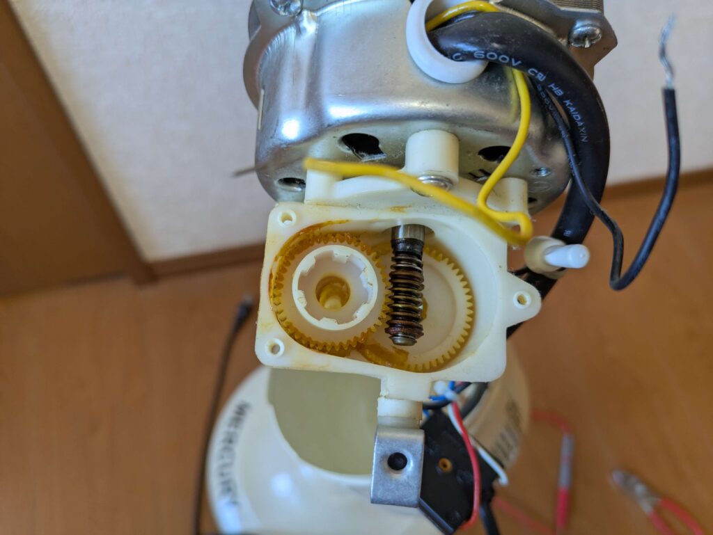 左右首振り機構カバーを外した状態