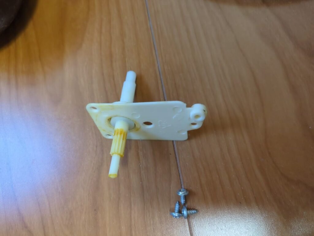 左右首振り機構のツマミとカバー部品