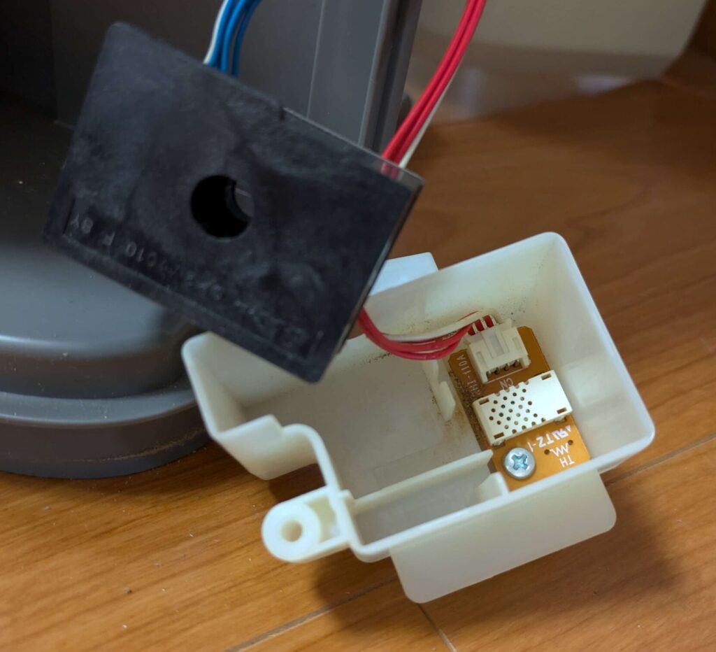 ホコリセンサーBOXの奥に配置された温湿度センサー