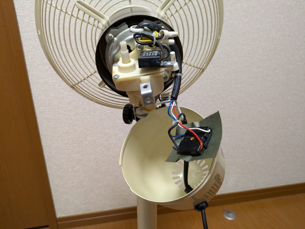 白いカバーを外す作業（三角ネジ2.7mm使用）