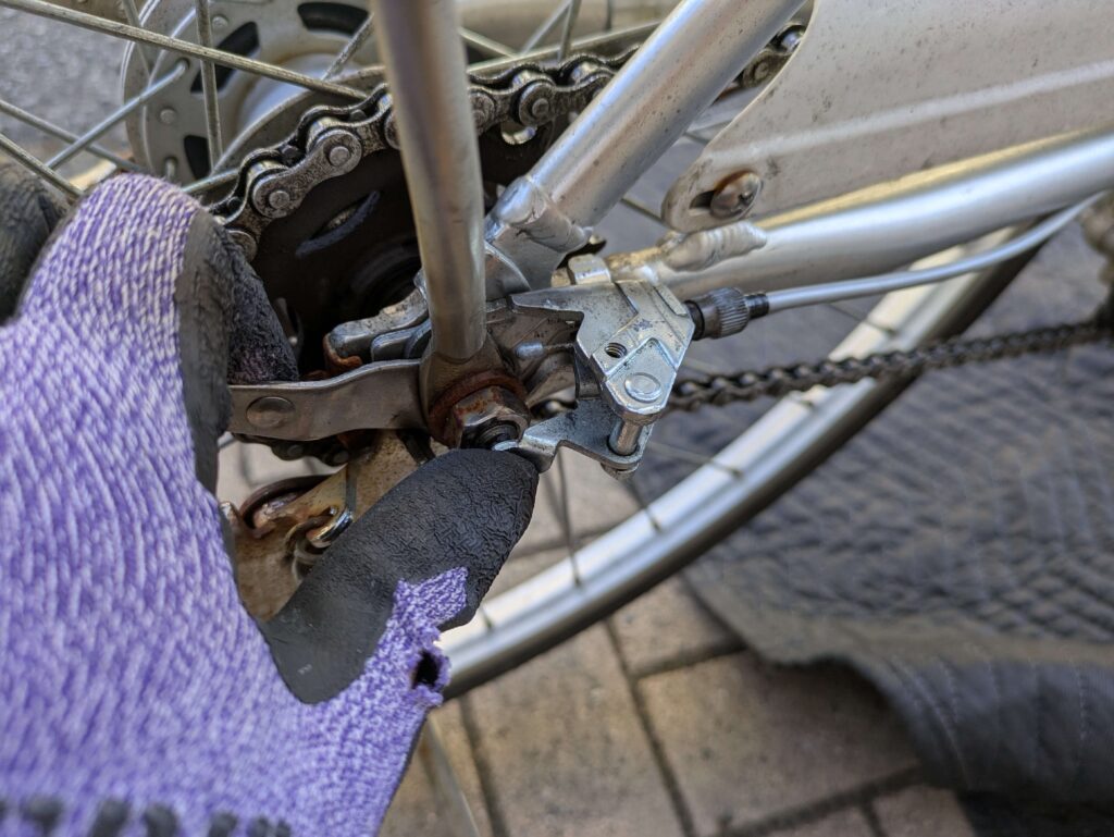 ベルクランクからワイヤーを外す①