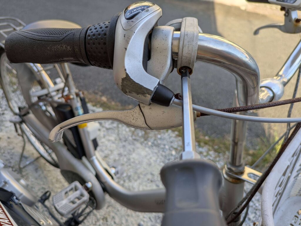 電動自転車のベル（呼び鈴）とブレーキレバーをズラして作業スペースを確保