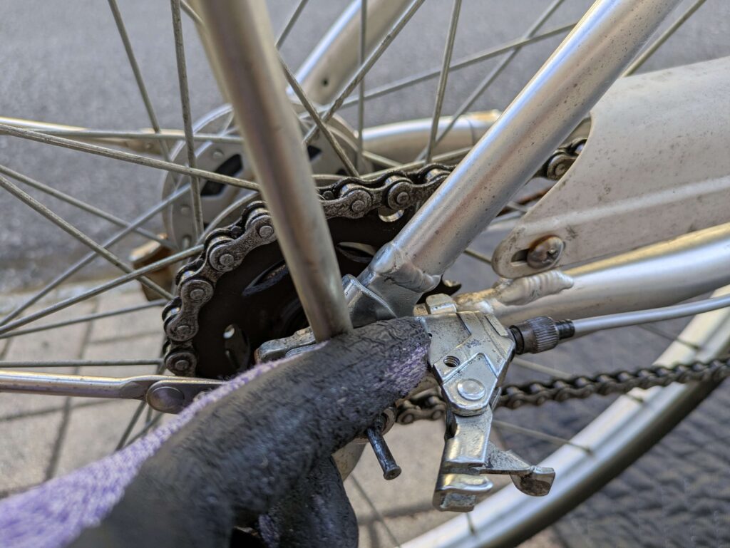 ベルクランクからワイヤー外し（親指を離す）