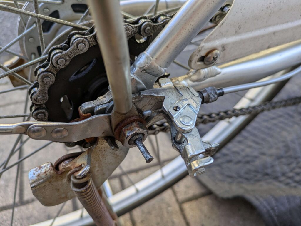 ベルクランクからワイヤー外し（変速ワイヤー完全に外れた状態）