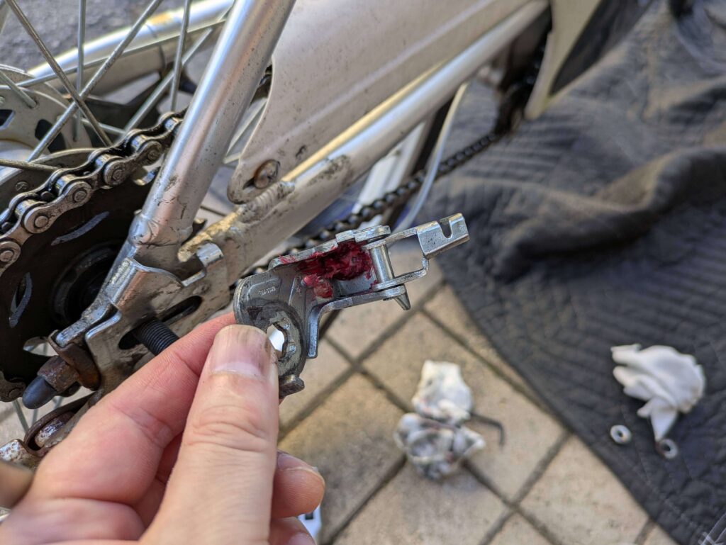 ケーブル調整ネジの裏側にもシリコングリスを塗布（完全防水処理）