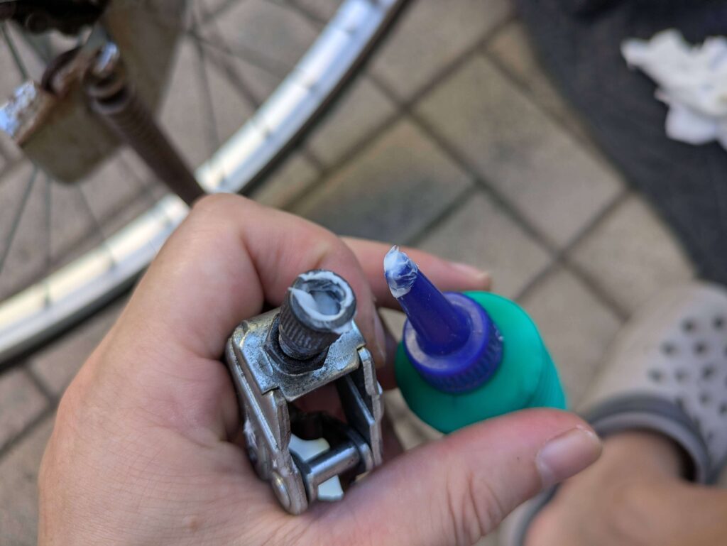 ケーブル調整ネジのネジ山にシリコングリスを塗布（防錆・防水処理）