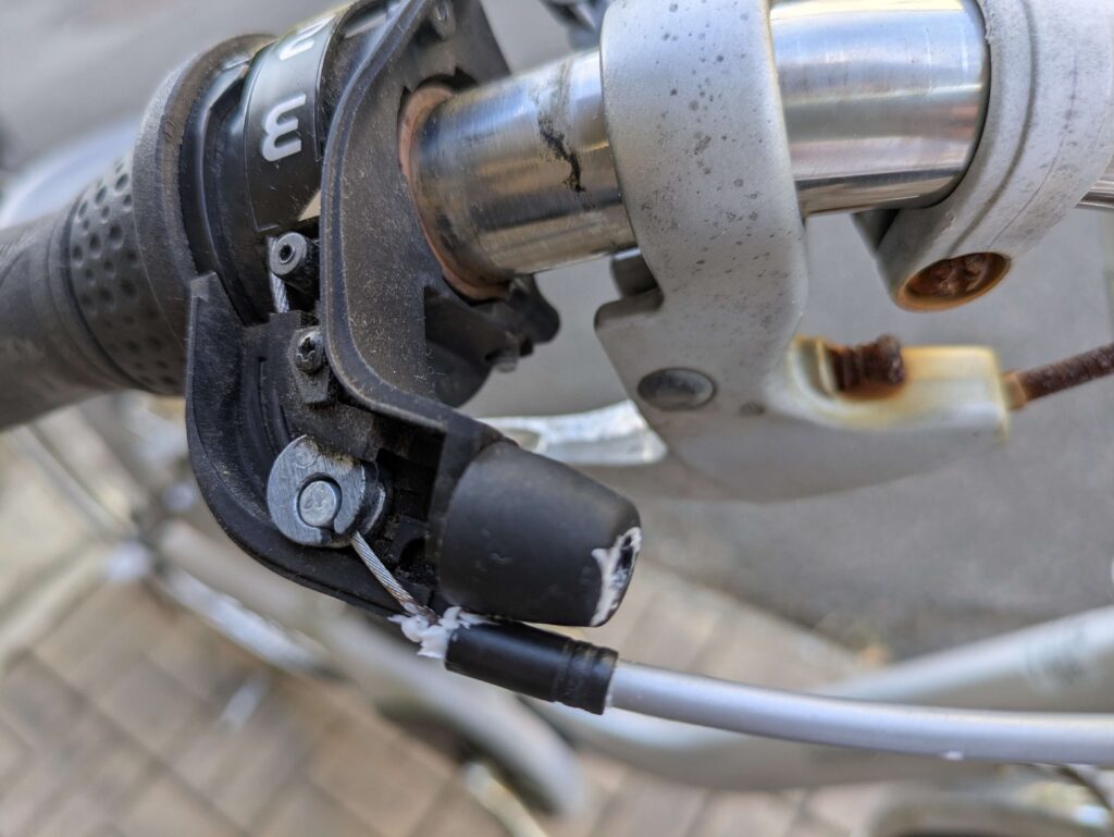 フロント側変速ケーブルの樹脂カバー内側にシリコングリスを塗布（防水処理）