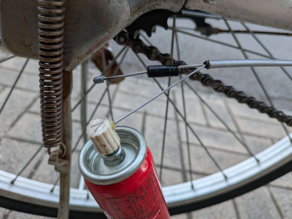 リヤ側変速ケーブルの樹脂カバーをずらして浸透防錆潤滑剤を注入（サビ固着解除）