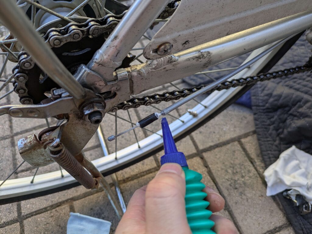 リヤ側樹脂カバー内側にシリコングリスを塗布（防水処理）