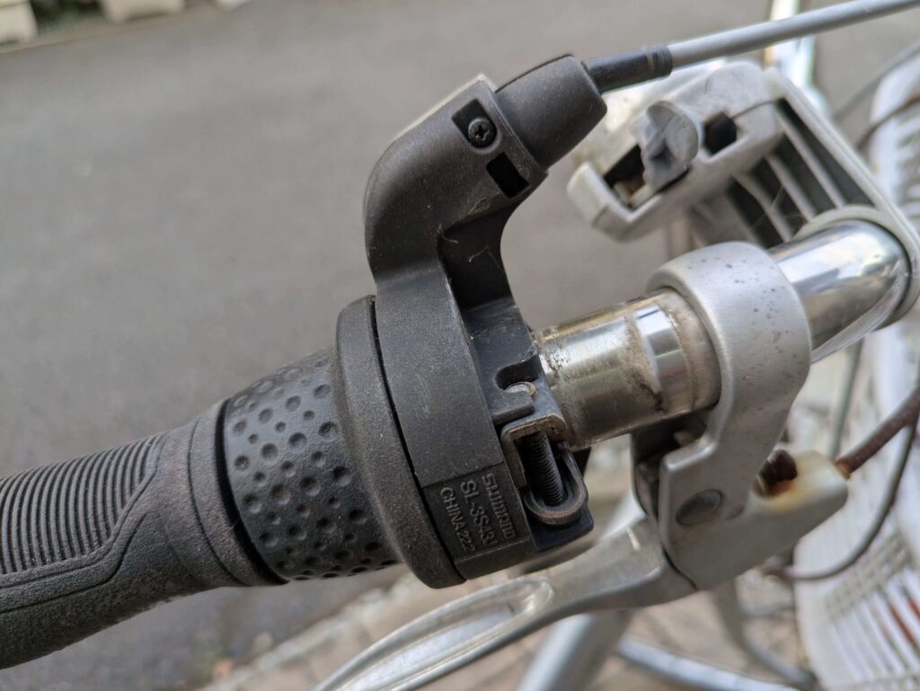 シフトレバーの下側から見た固定ネジ2本（No.1ドライバー必須）