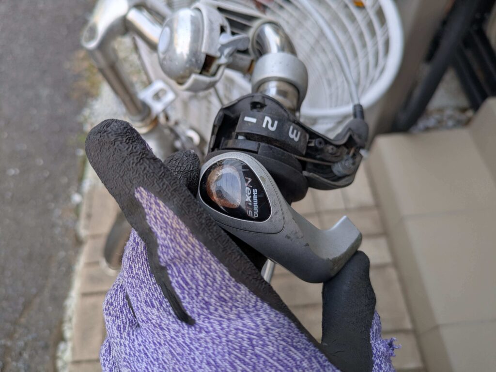 シフトレバーのカバーを外した状態（ワイヤーのタイコが見える内部構造）