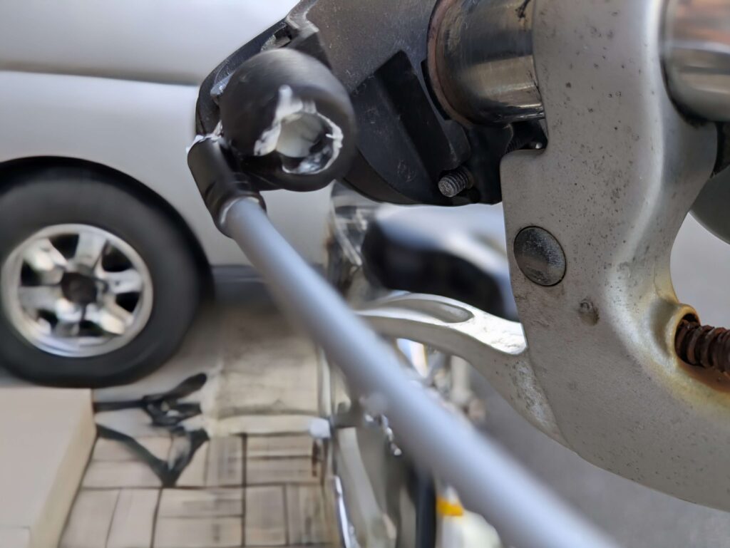 シフトレバー内部にシリコングリスを塗布（防水・防錆処理）