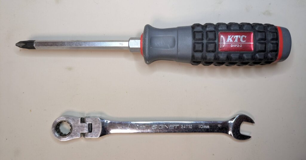 内装3段変速調整に必要な工具（プラスドライバーNo.2・10mmスパナ）