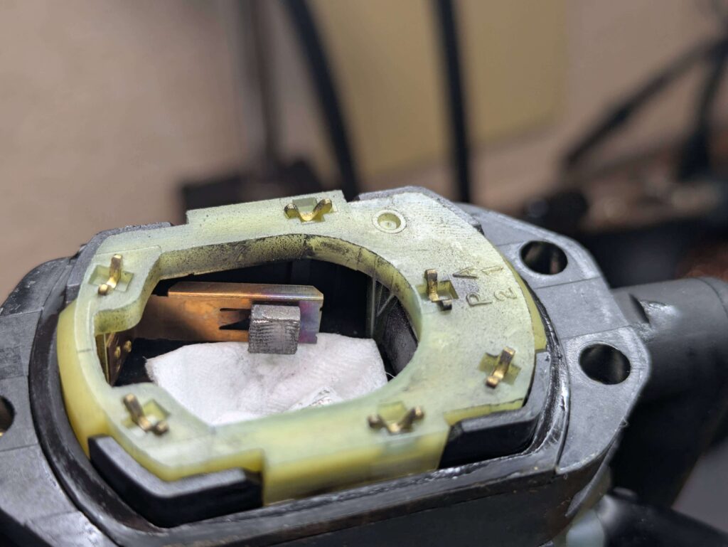 E25レギュレーターモーターのブラシ研磨後（清掃完了・深い溝を整えた状態）