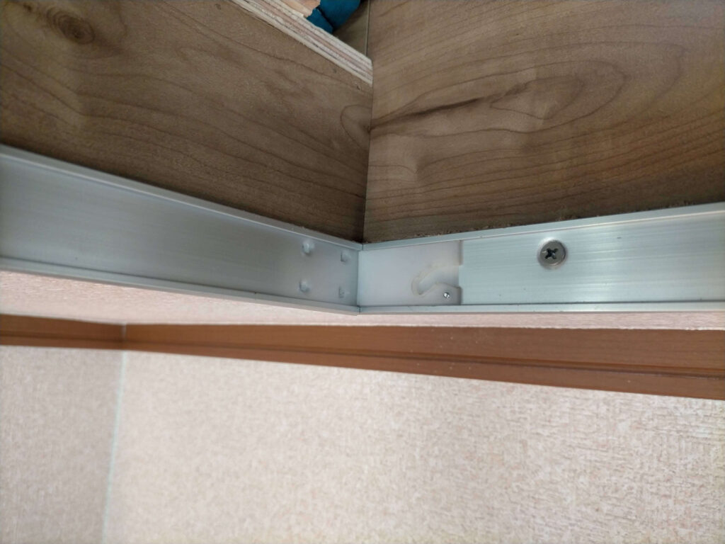  600mm点検口用の樹脂ヒンジ受け（強度不足のため補強が必要）