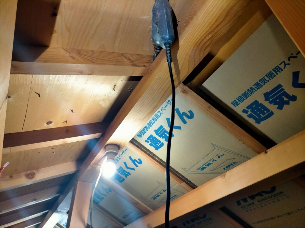 垂木にホールソーで穴あけ