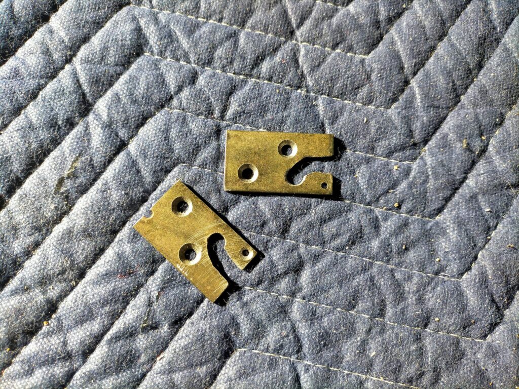 鉄板を加工した樹脂ヒンジ受け補強材