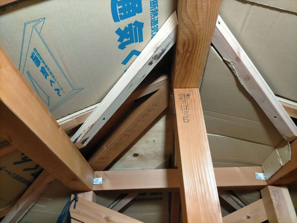 左右の隅木が棟木に繋がる所