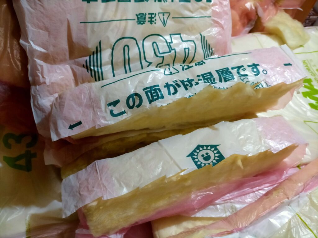 下地の上に充填するグラスウールをカット、この後厚みは更に半分にカットしました