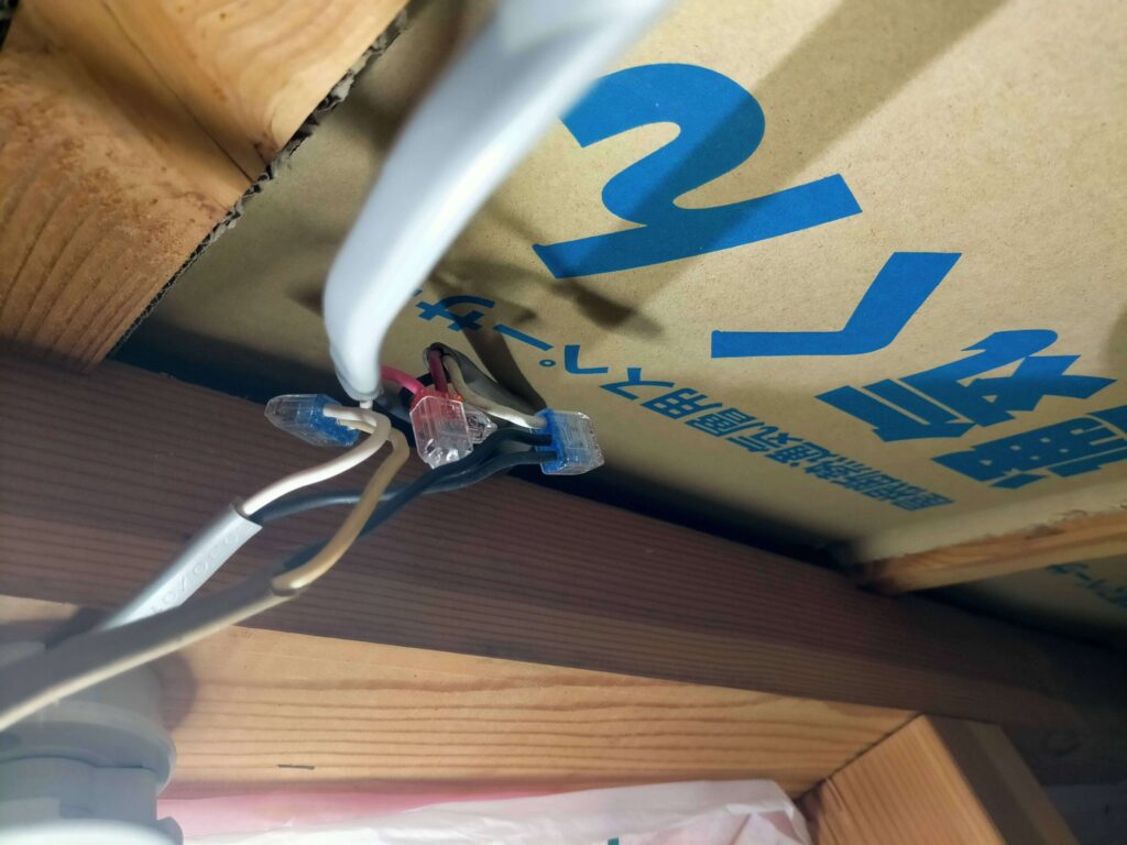 照明の配線ジョイント部