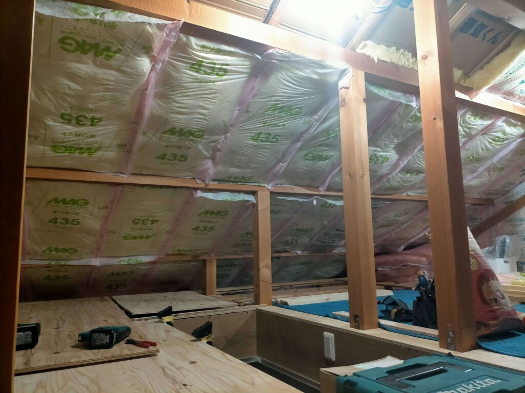 母屋にも三角柱の形状に切り出したグラスウールを充填