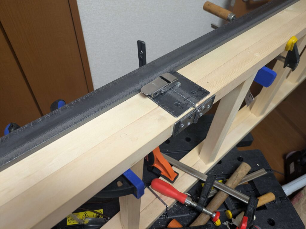折りたたみはしごヒンジ部の丁番とパチン錠取付