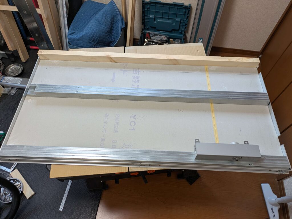 合板の下地に垂木を入れる
