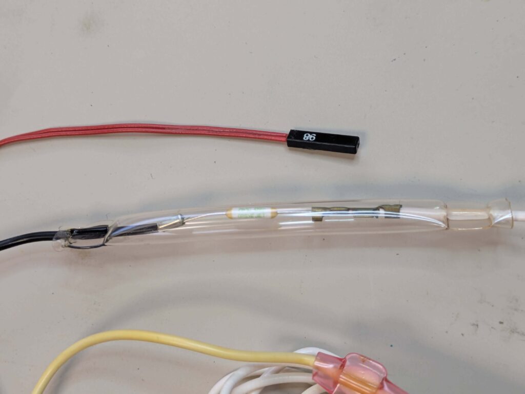 温度ヒューズ（２５０V 2A ７６℃ ）と温度センサ