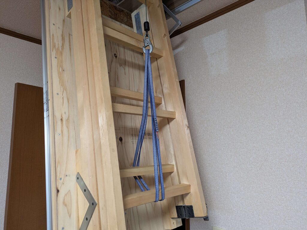 スプリングバランサーのフックとはしごをスリングで接続