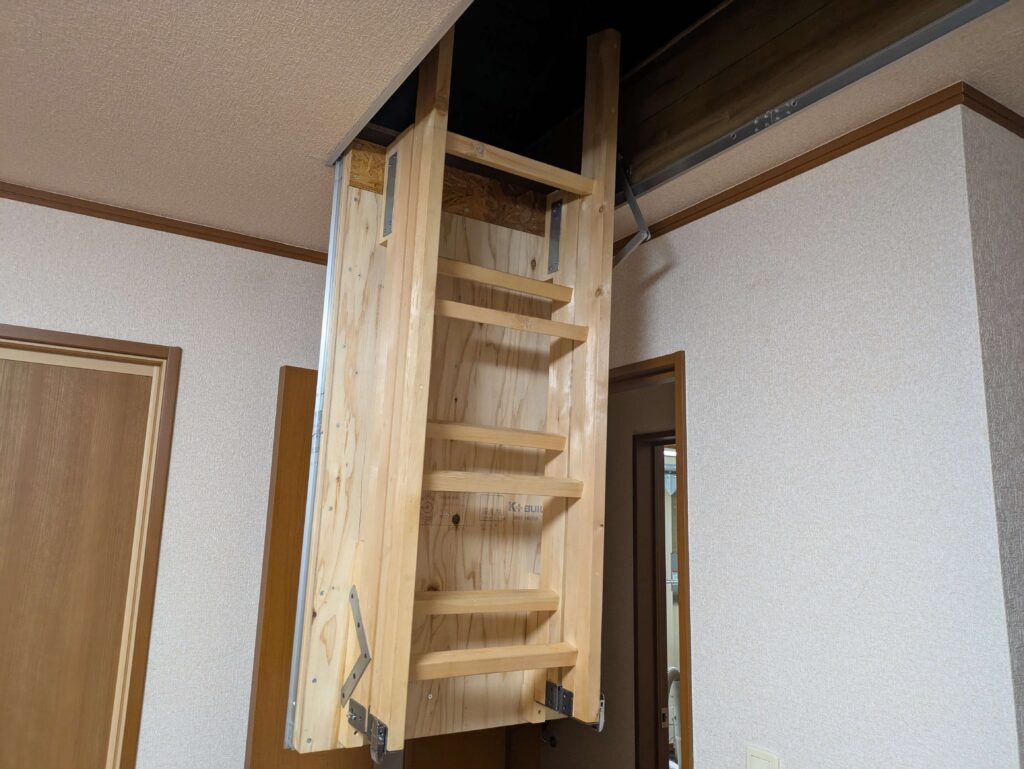 上下のはしごを磁石で固定