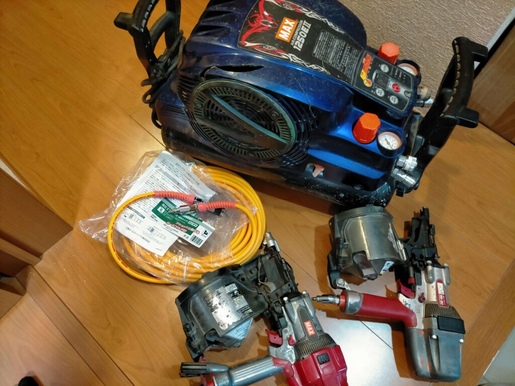 屋根断熱DIYに使用する高圧エアコンプレッサーと高圧釘打ち機