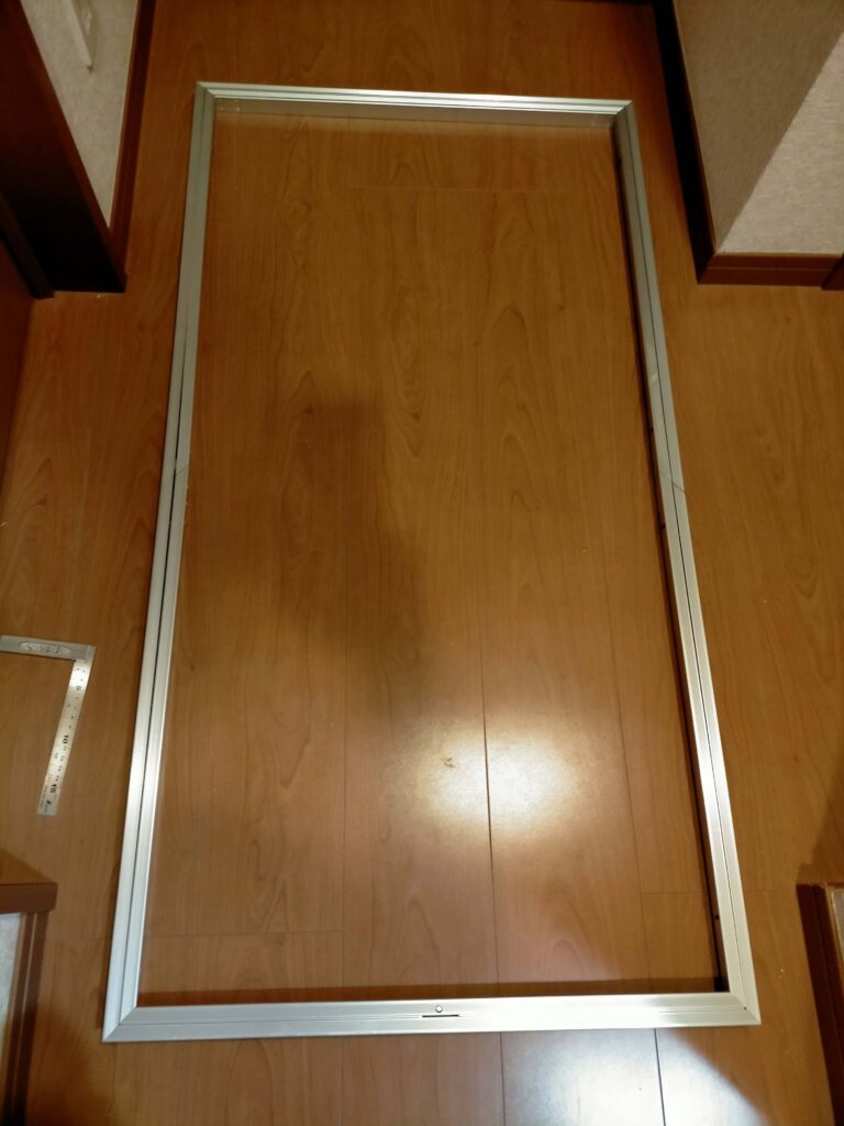 アルミ天井点検口の枠を接続延長（ニコイチ完成）