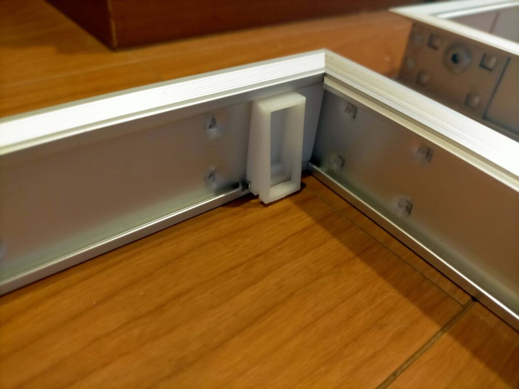 アルミ天井点検口の樹脂ラッチ部分