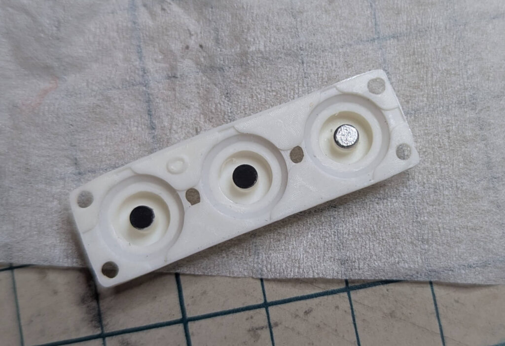 接点不良のボタンゴムに接着剤でアルミホイルを貼り付ける